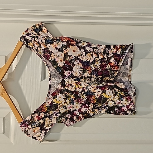 NWOT Guess Size M top in flower print - Picture 2 of 4